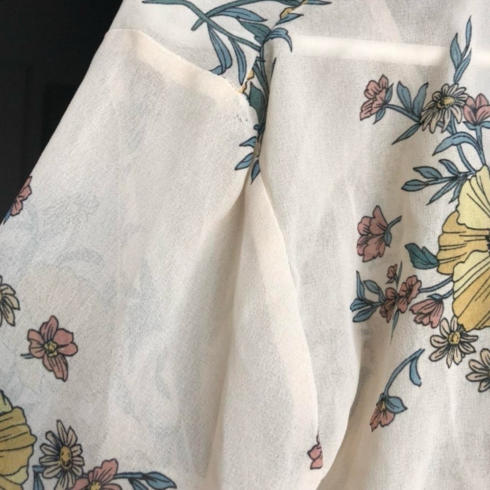 Beautiful beige floral balloon sleeve blouse
Size: S - Picture 3 of 4